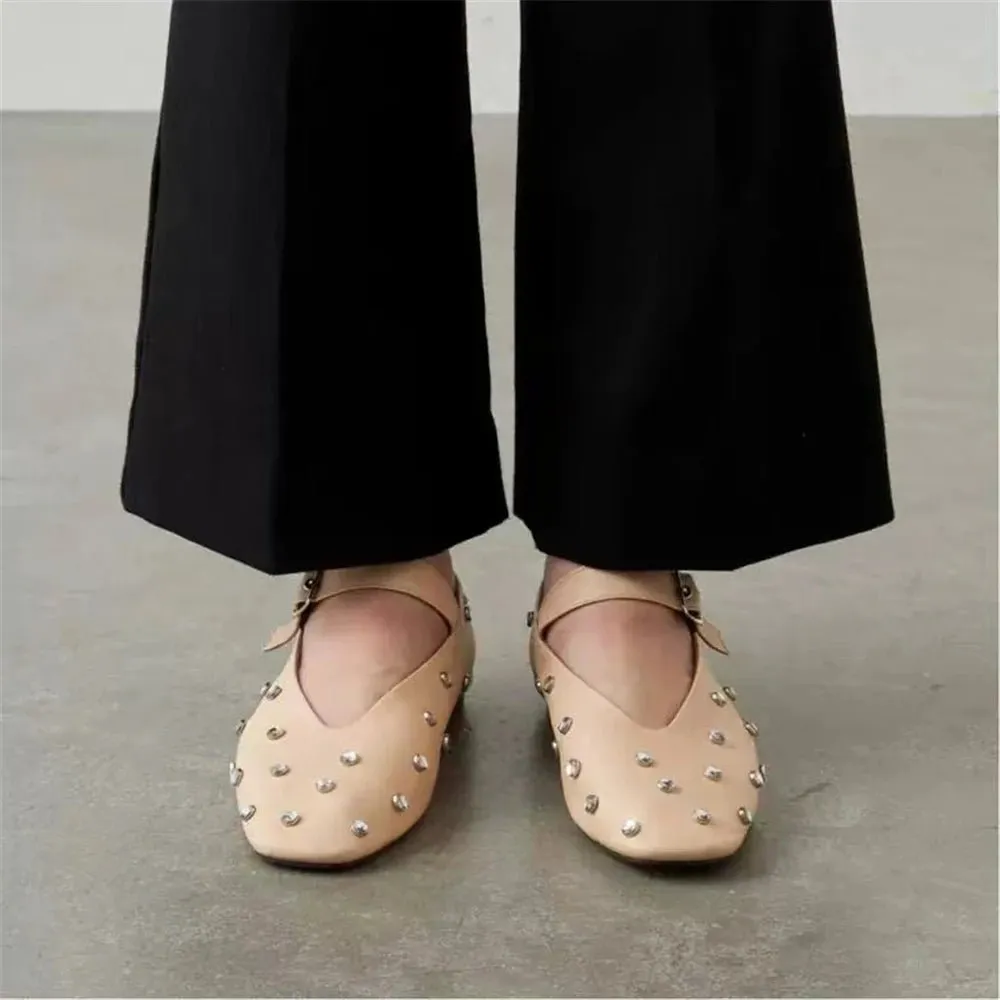 Stylish and Comfortable: 2024 Women's Genuine Leather Mary Jane Flats with Rivet Accents and Buckle Detailing