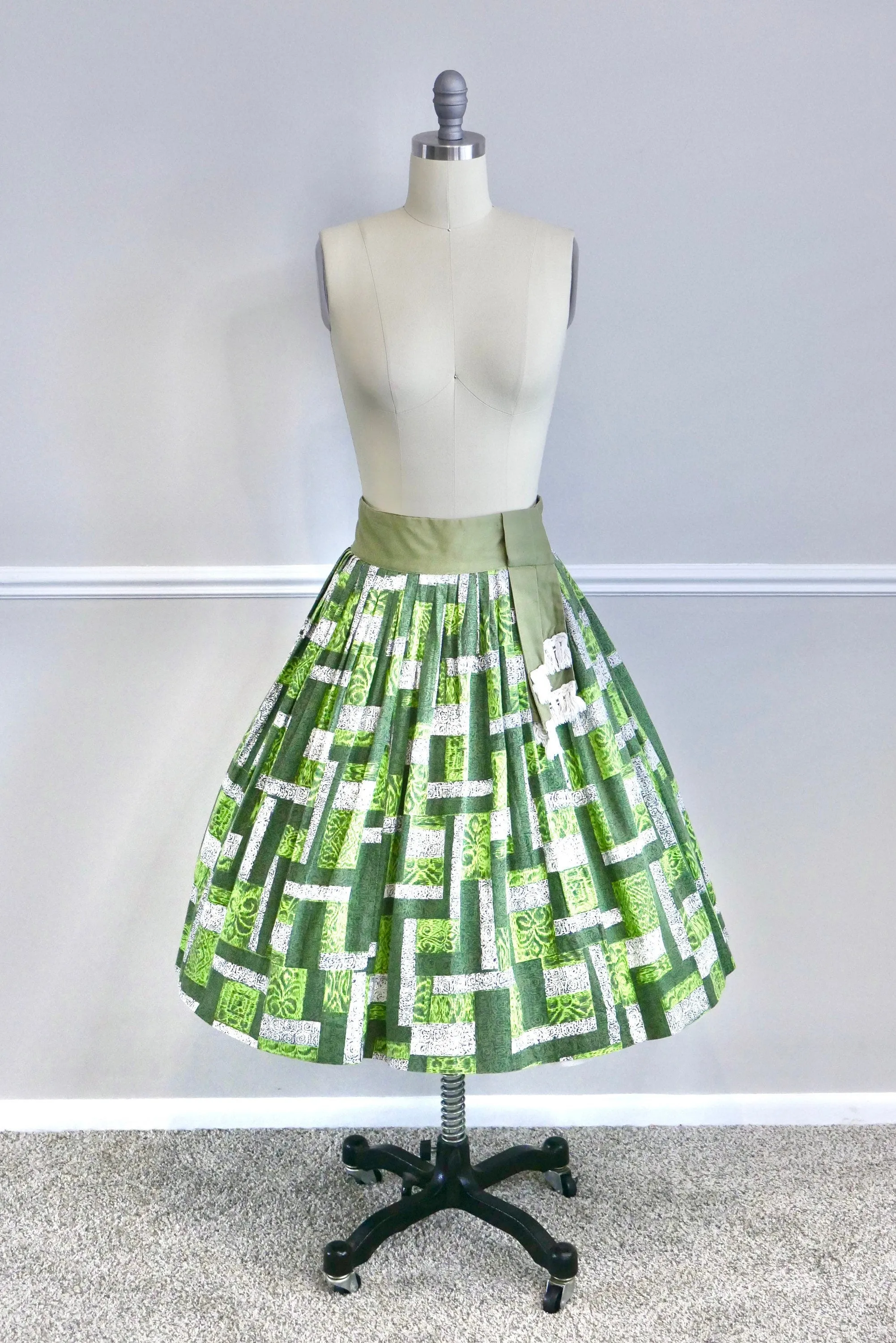 Vintage 1950s Novelty Print Circle Skirt / 50s retro kelly green full skirt Size S